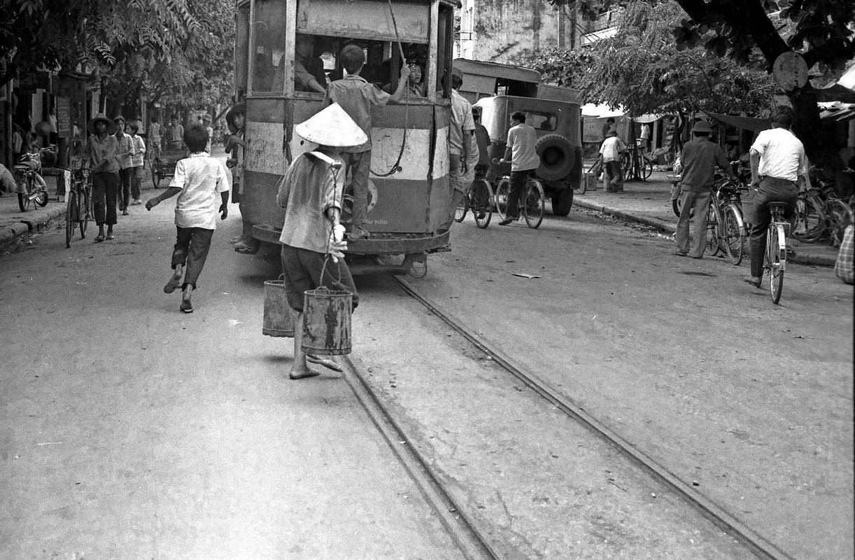 Xuc dong voi loat anh den trang ve Ha Noi nam 1989-Hinh-8