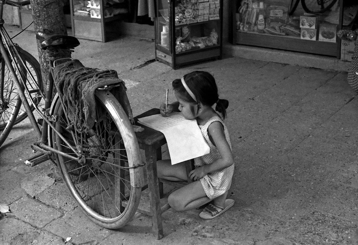 Xuc dong voi loat anh den trang ve Ha Noi nam 1989-Hinh-9