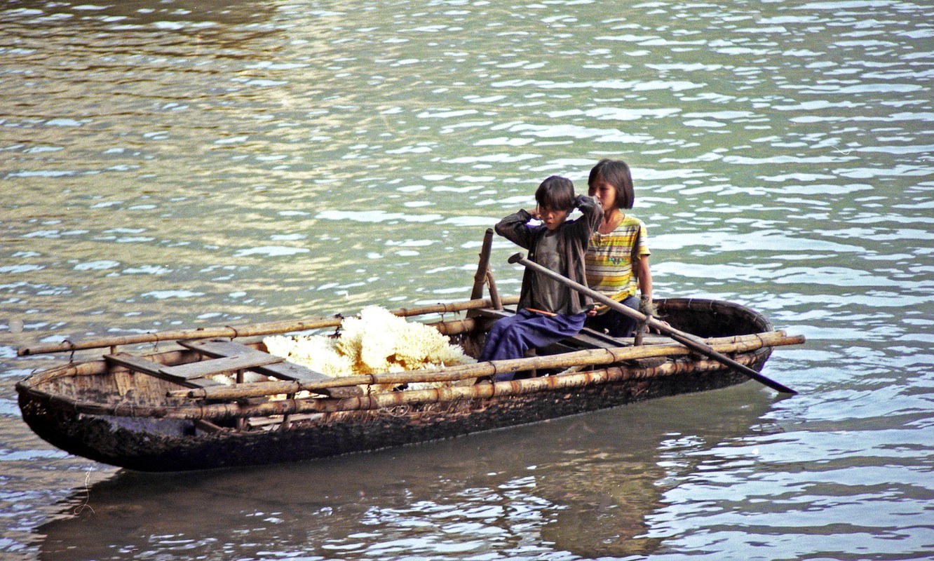 Ngam ve dep moc cua vinh Ha Long dau thap nien 1990-Hinh-13