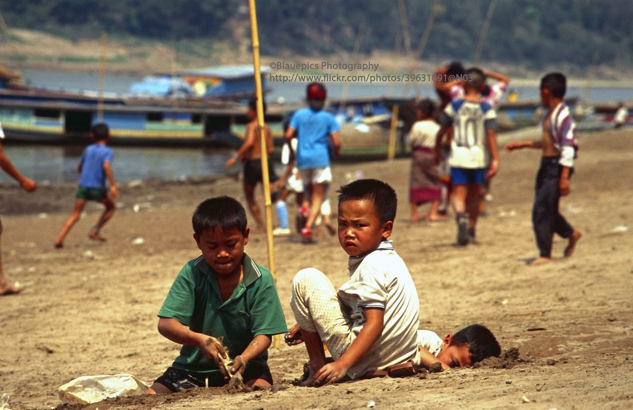 Nhung buc anh phai xem ve Co do Luang Prabang cua Lao nam 1996-Hinh-14