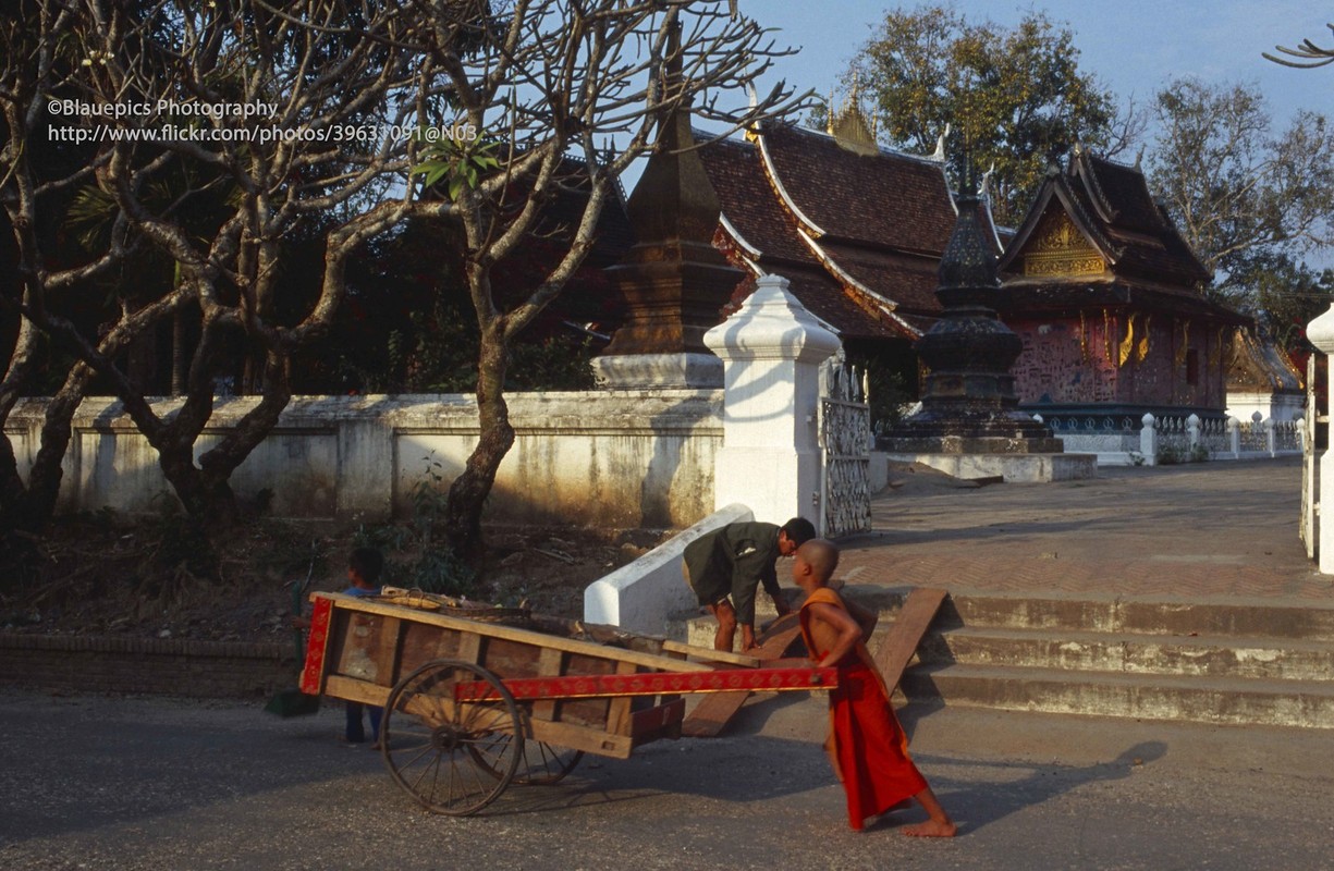 Nhung buc anh phai xem ve Co do Luang Prabang cua Lao nam 1996-Hinh-5