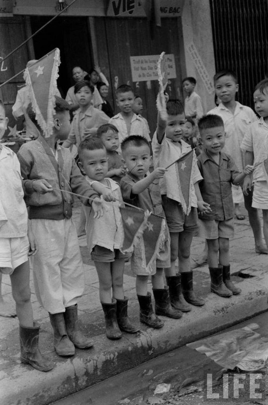 Xuc dong canh bien nguoi chao don ngay giai phong Thu do 10/10/1954-Hinh-10