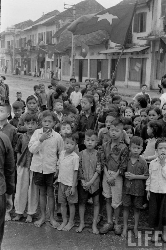 Xuc dong canh bien nguoi chao don ngay giai phong Thu do 10/10/1954-Hinh-11