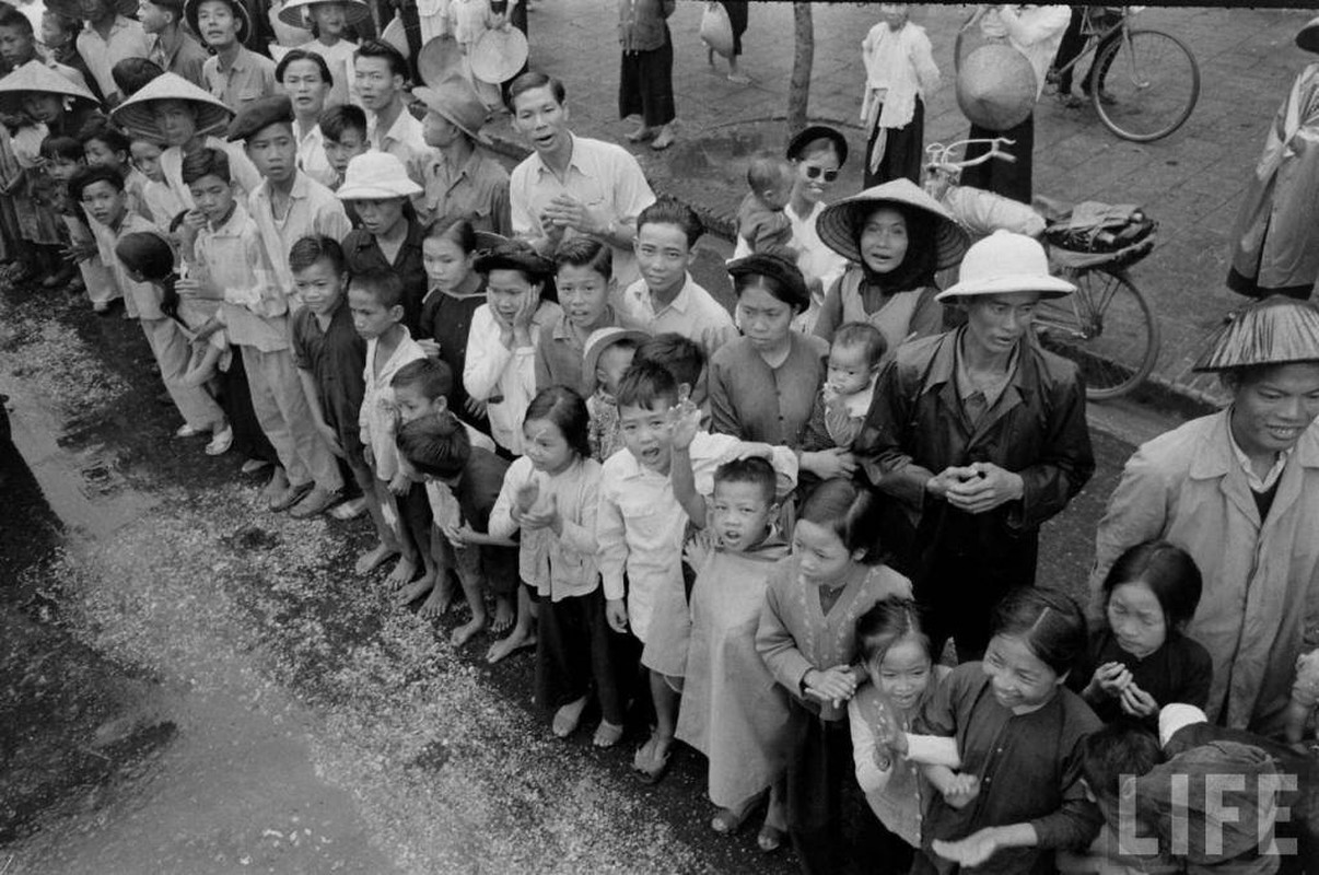 Xuc dong canh bien nguoi chao don ngay giai phong Thu do 10/10/1954-Hinh-14