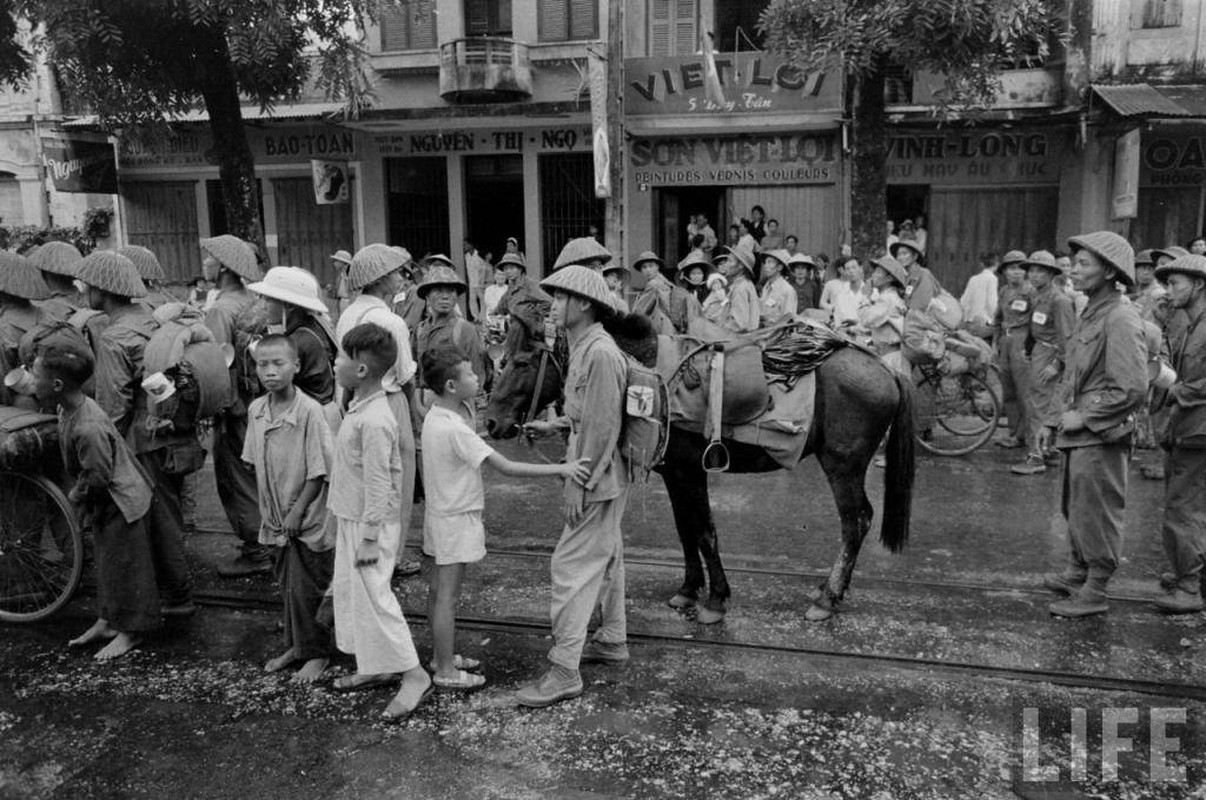 Xuc dong canh bien nguoi chao don ngay giai phong Thu do 10/10/1954-Hinh-5