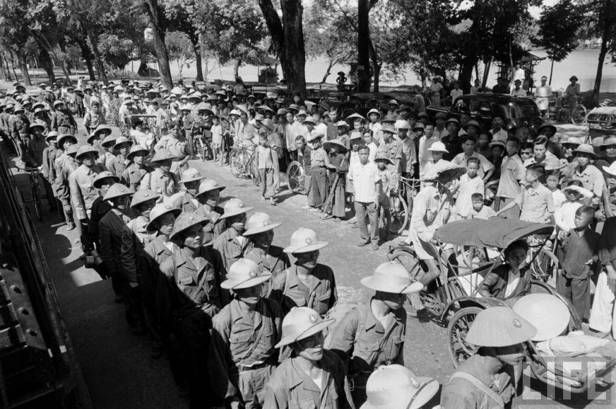Xuc dong canh bien nguoi chao don ngay giai phong Thu do 10/10/1954-Hinh-6