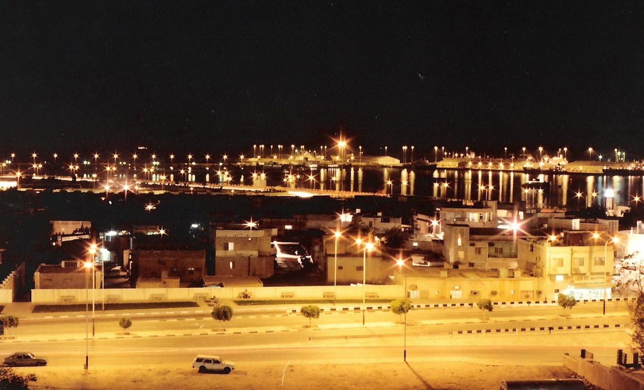 Loat anh quy hiem ve dat nuoc Qatar thap nien 1980 (1)-Hinh-12