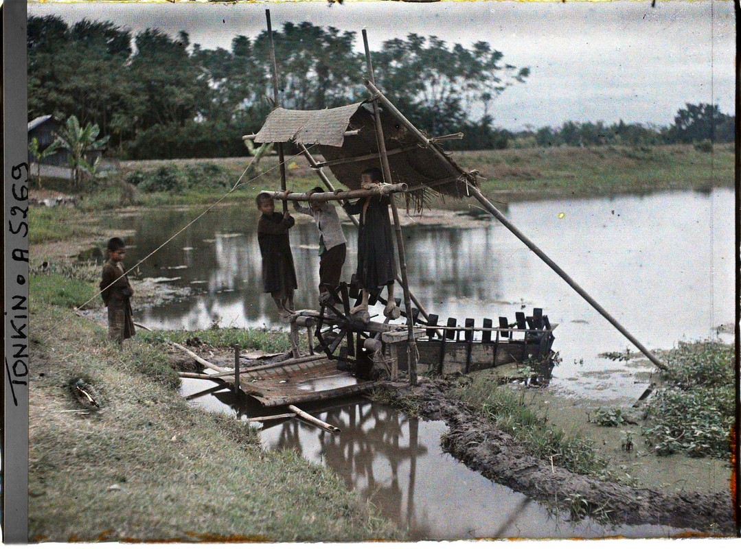 Thich thu cuoc song nong thon Bac Bo trong anh mau tram tuoi (1)-Hinh-11