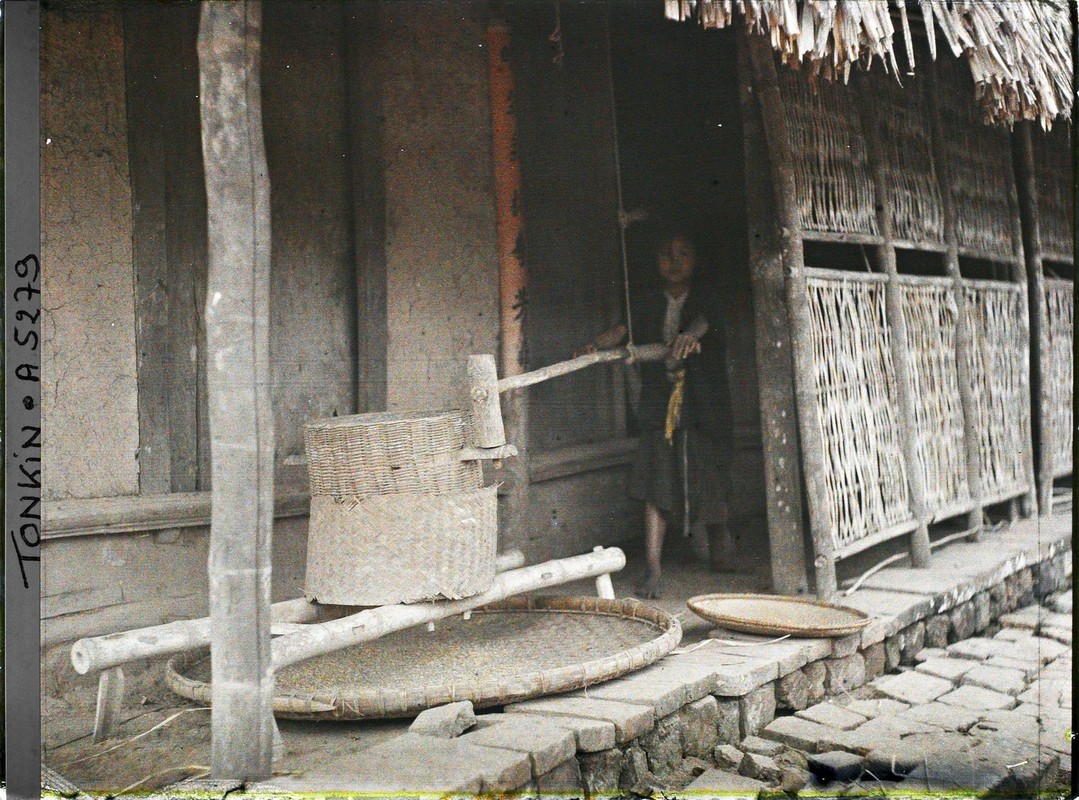 Thich thu cuoc song nong thon Bac Bo trong anh mau tram tuoi (1)-Hinh-8