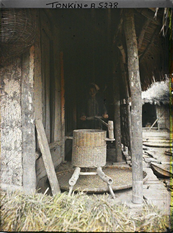 Thich thu cuoc song nong thon Bac Bo trong anh mau tram tuoi (1)-Hinh-9