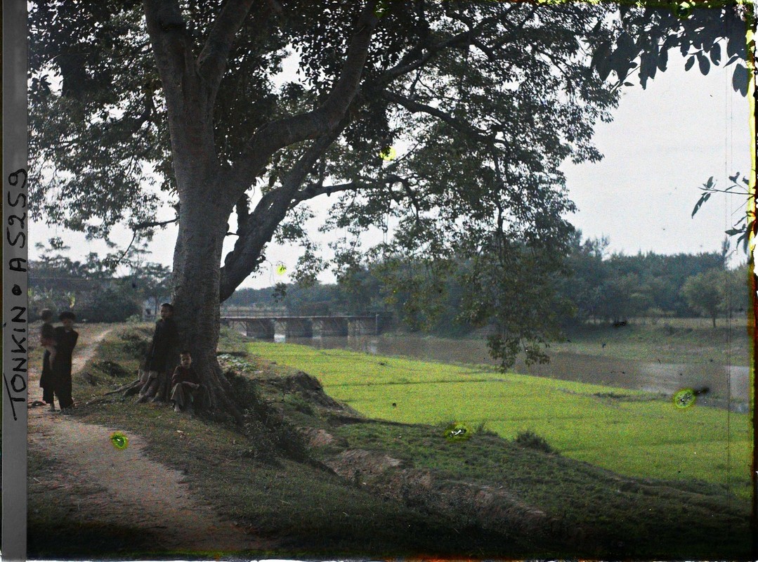 Thich thu cuoc song nong thon Bac Bo trong anh mau tram tuoi (2)-Hinh-7