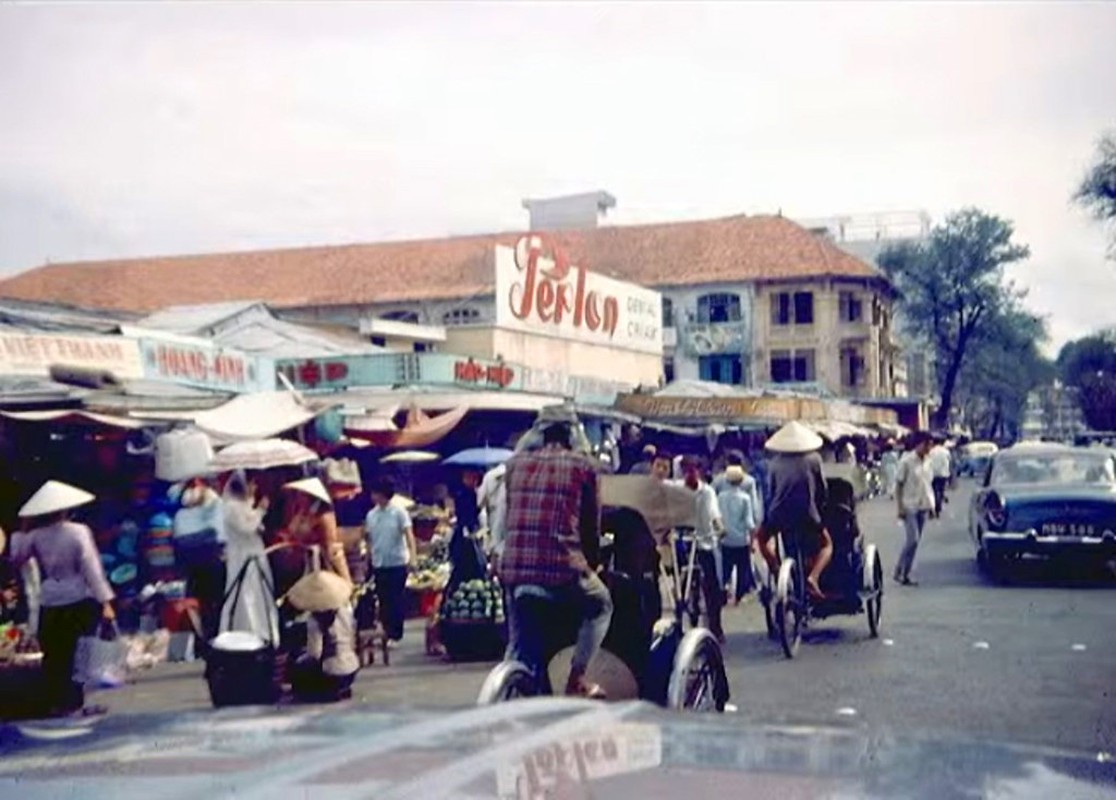 Thu vi canh hop cho tren via he Sai Gon nam 1967-1968-Hinh-2