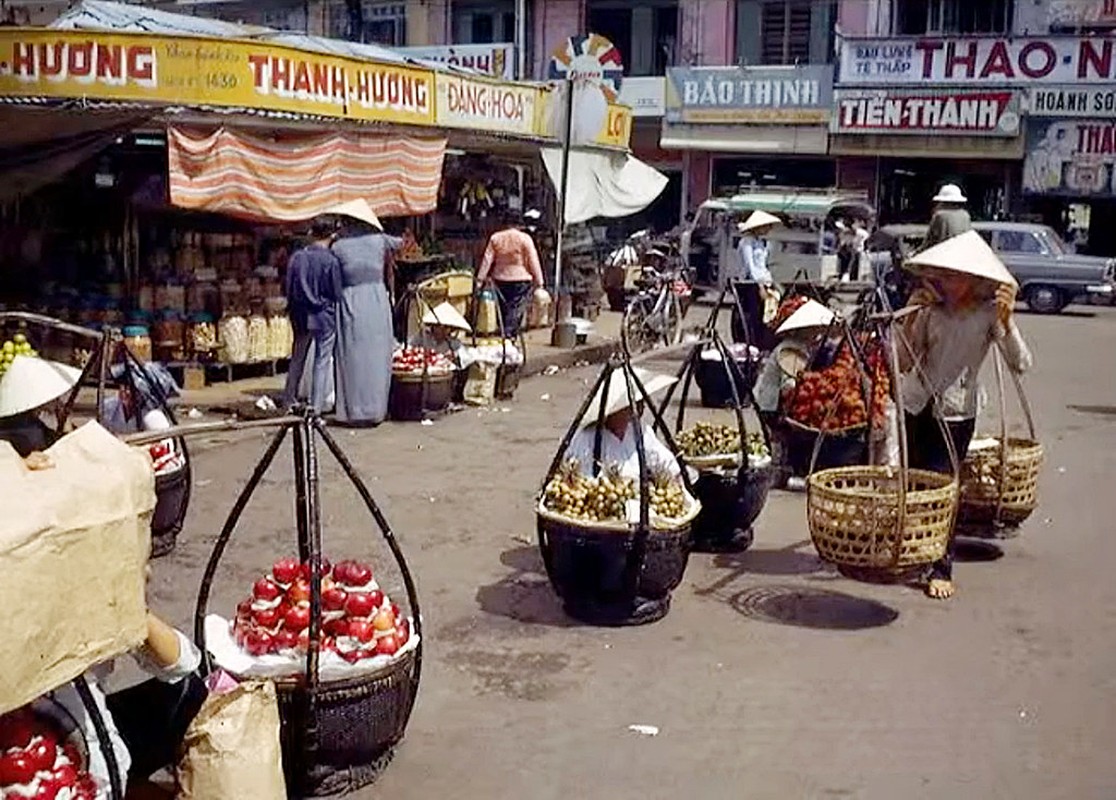 Thu vi canh hop cho tren via he Sai Gon nam 1967-1968-Hinh-3