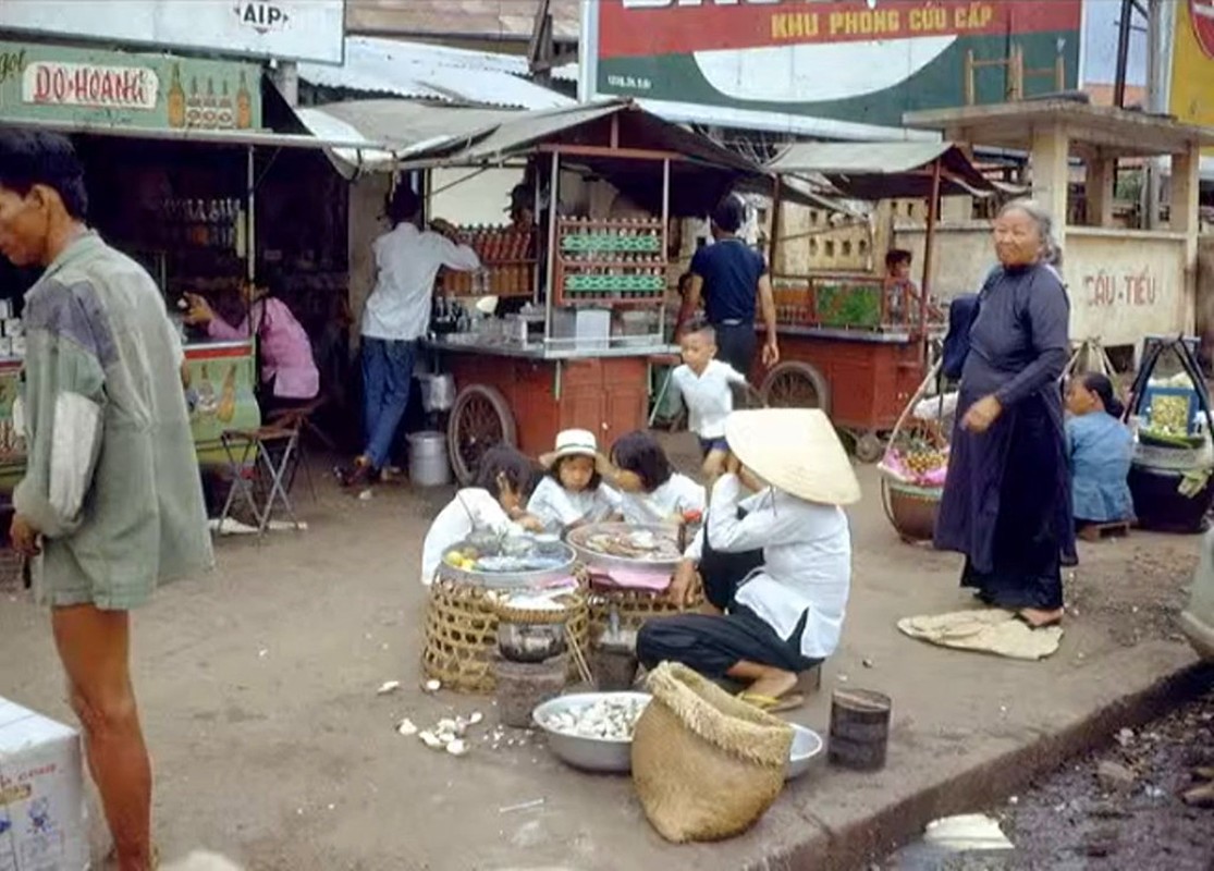 Thu vi canh hop cho tren via he Sai Gon nam 1967-1968-Hinh-5