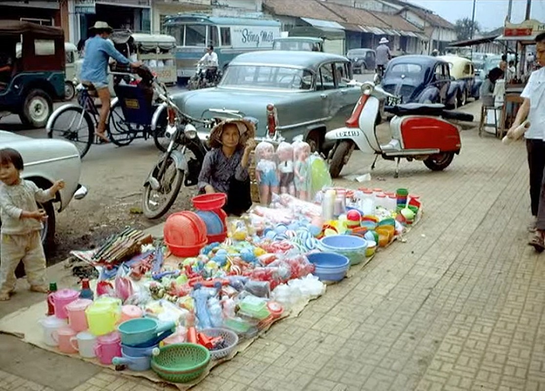 Thu vi canh hop cho tren via he Sai Gon nam 1967-1968-Hinh-6