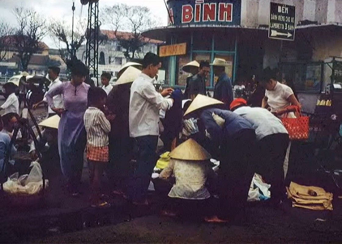 Thu vi canh hop cho tren via he Sai Gon nam 1967-1968