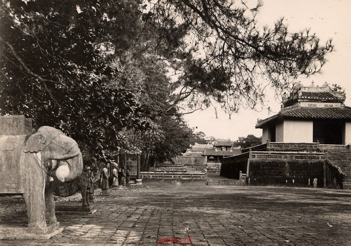 Anh “quy nhu vang” ve lang tam cac vi vua o Hue nam 1935-Hinh-2