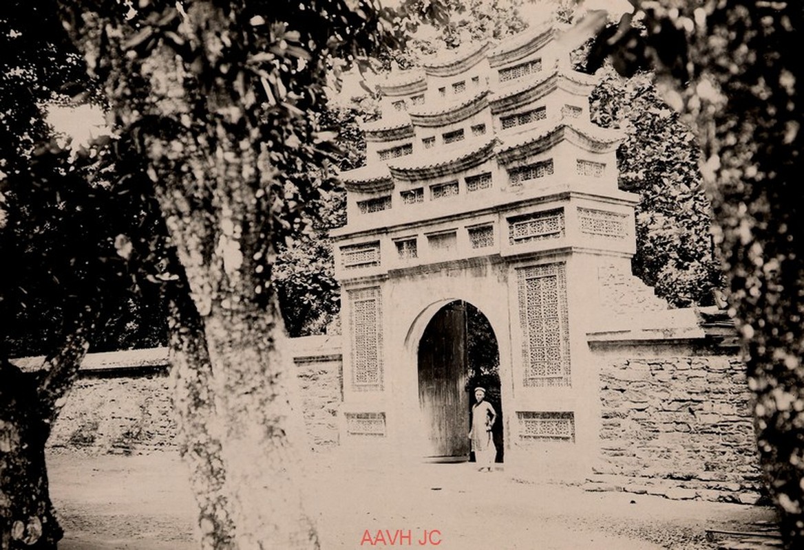 Anh “quy nhu vang” ve lang tam cac vi vua o Hue nam 1935-Hinh-4