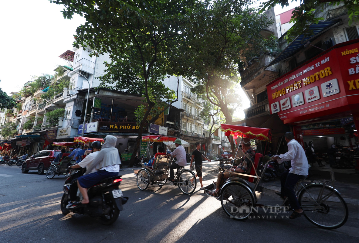 Du khach do ve ho Guom, pho co thi co do rop troi tung bay trong nang thu-Hinh-8