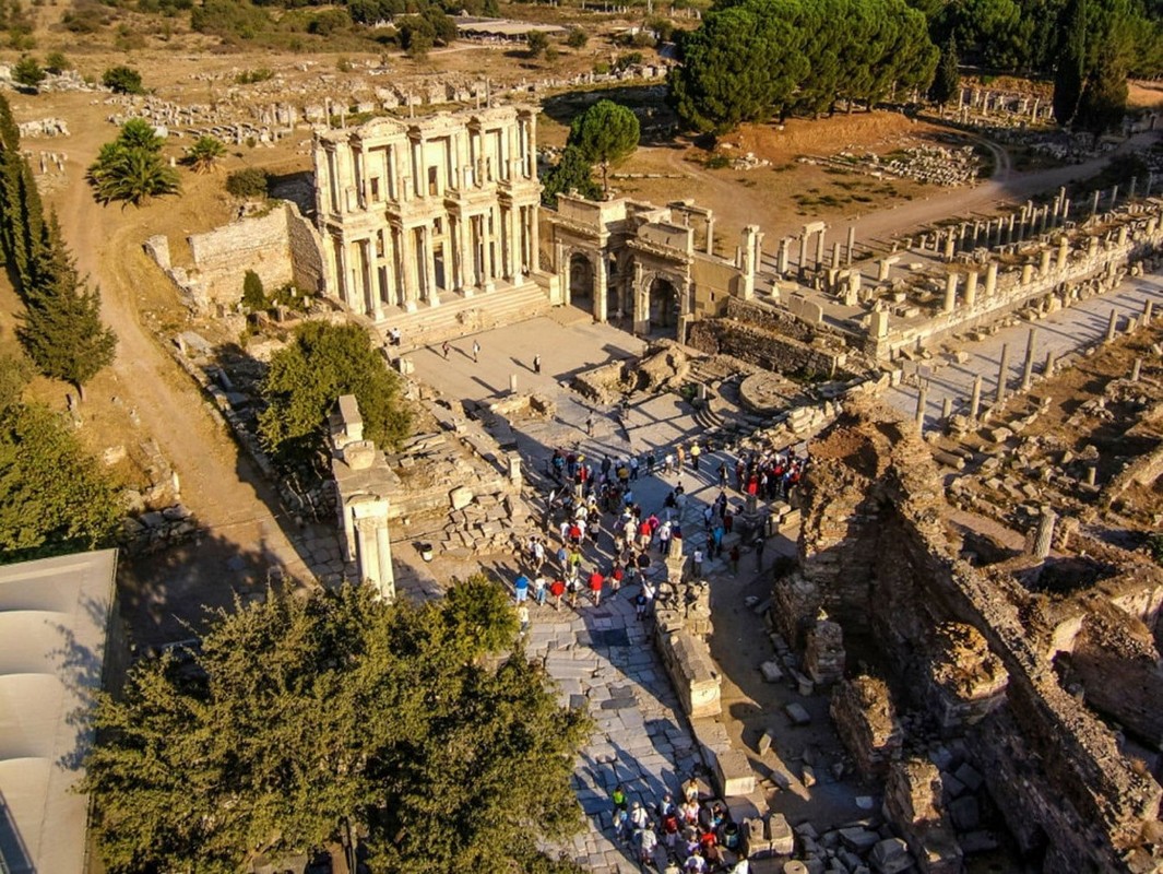 Choang ngop truoc su trang le cua thanh pho co Ephesus