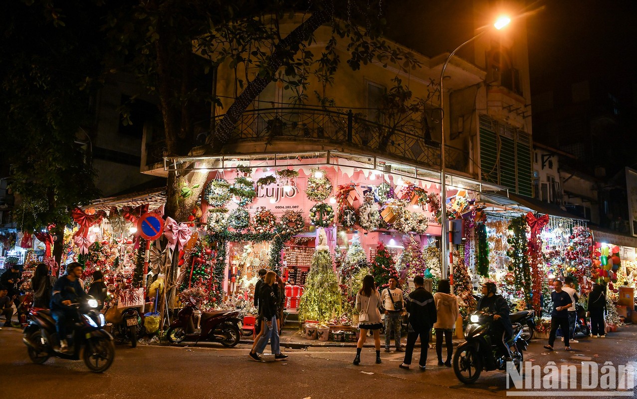 Sac mau Giang sinh tran ngap pho phuong Ha Noi-Hinh-16