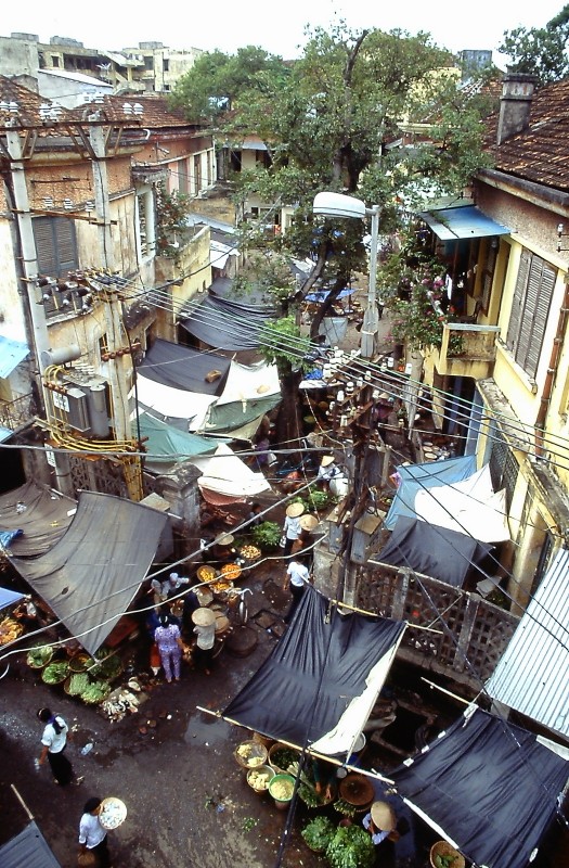 Loat anh “song dong day” ve khu pho co Ha Noi nam 1995-Hinh-4