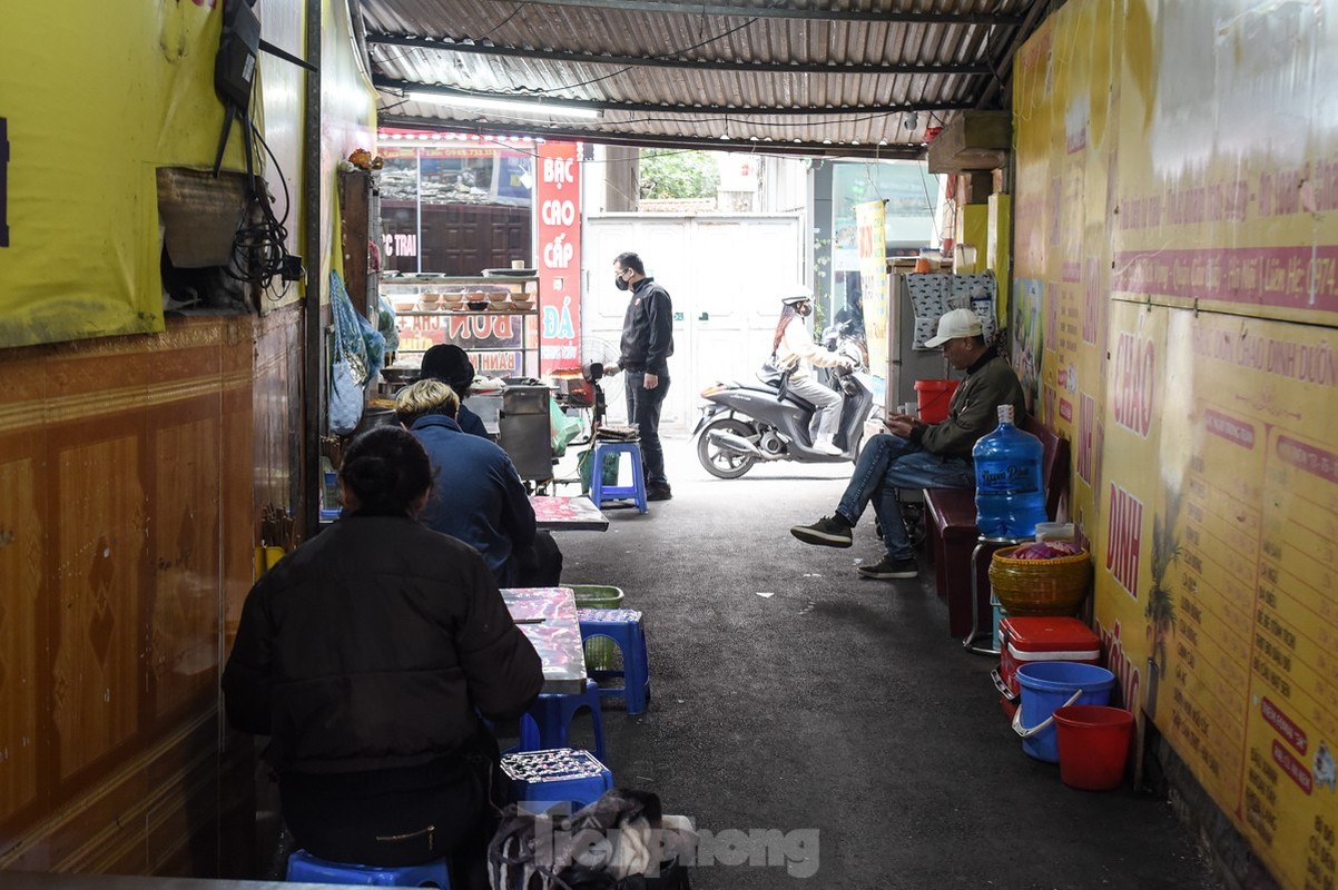 Nguoi dan Thu do trong nhung ngay mua ret di thuong dau nam 2024-Hinh-9