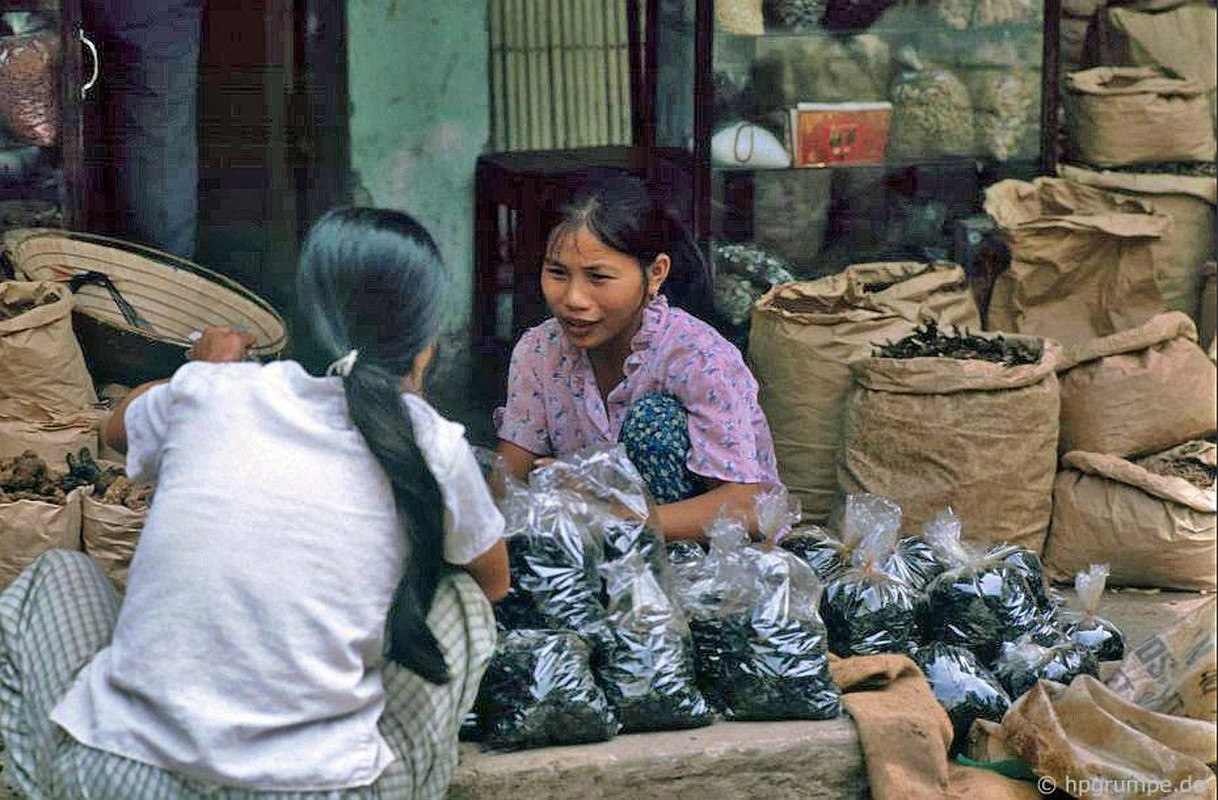 Phu nu Ha Noi trong loat anh doi thuong dau thap nien 1990-Hinh-12