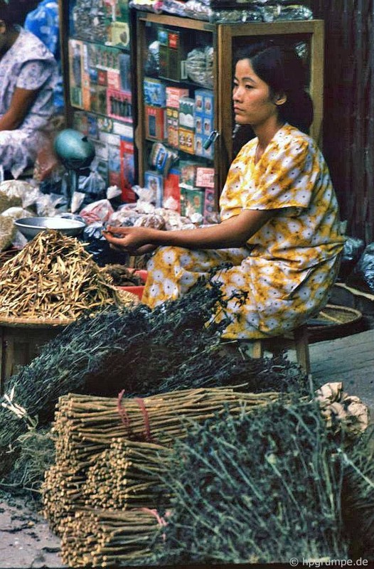 View - 	Phụ nữ Hà Nội trong loạt ảnh đời thường đầu thập niên 1990