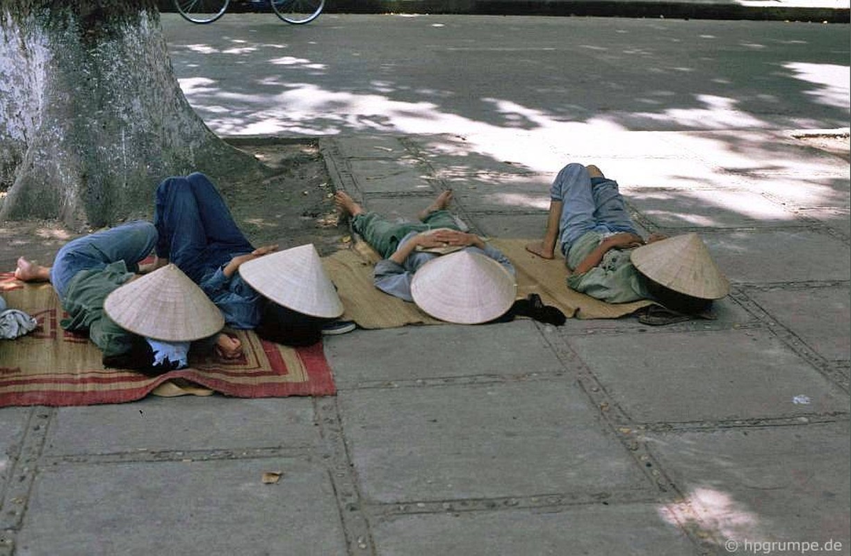 Phu nu Ha Noi trong loat anh doi thuong dau thap nien 1990-Hinh-8