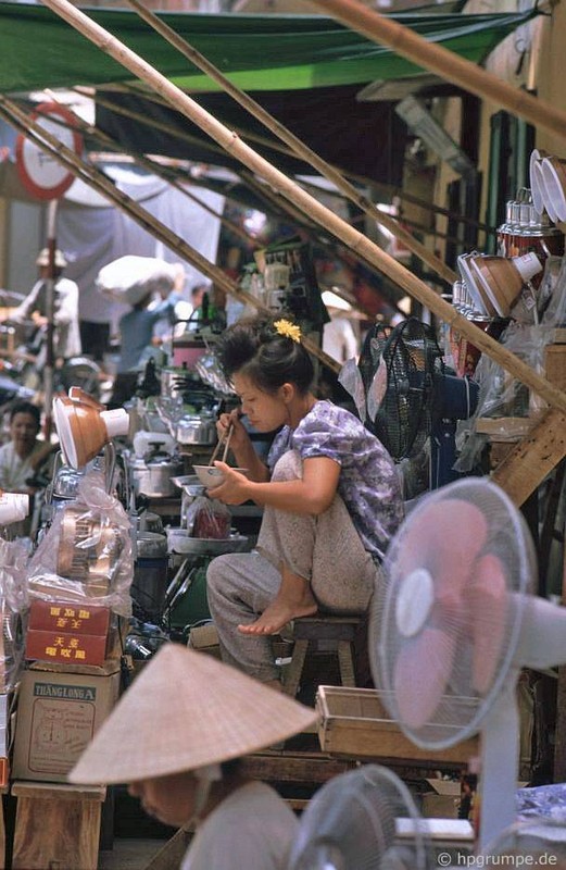 Phu nu Ha Noi trong loat anh doi thuong dau thap nien 1990