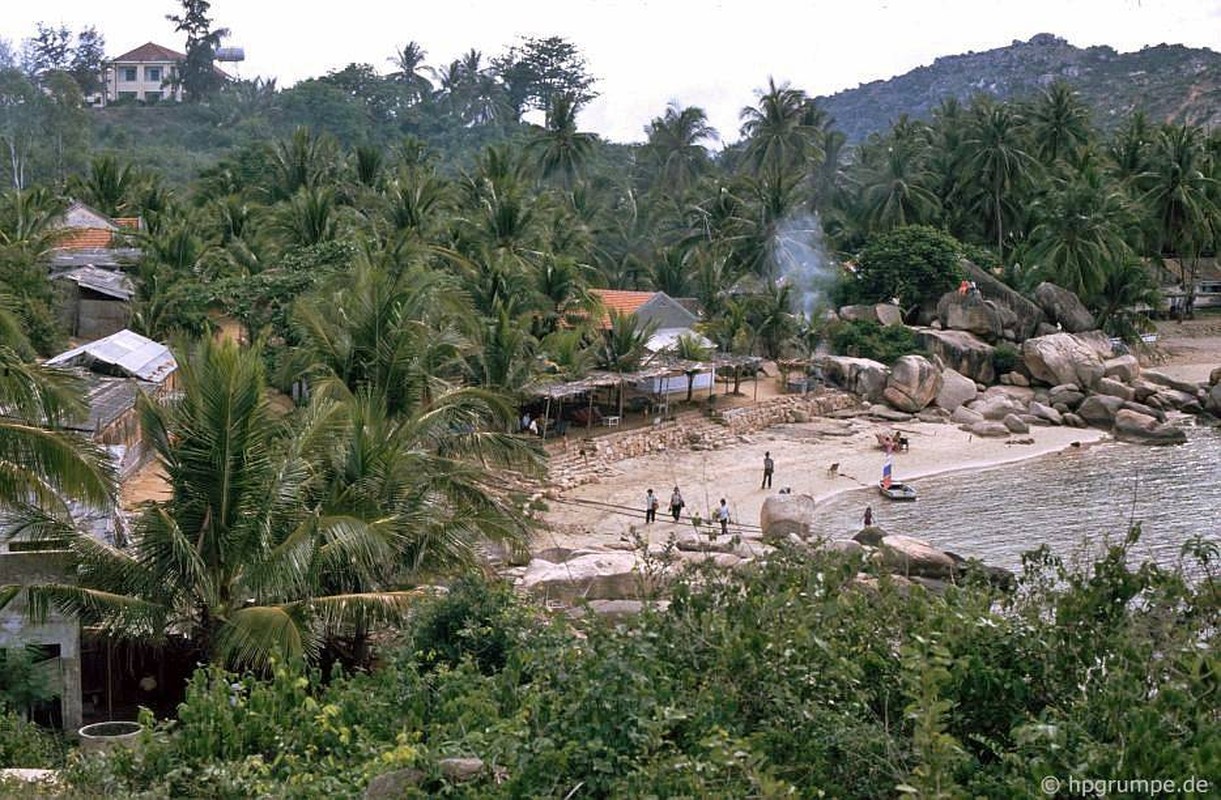 View - 	Ảnh không đụng hàng về bãi biển Nha Trang đầu thập niên 1990