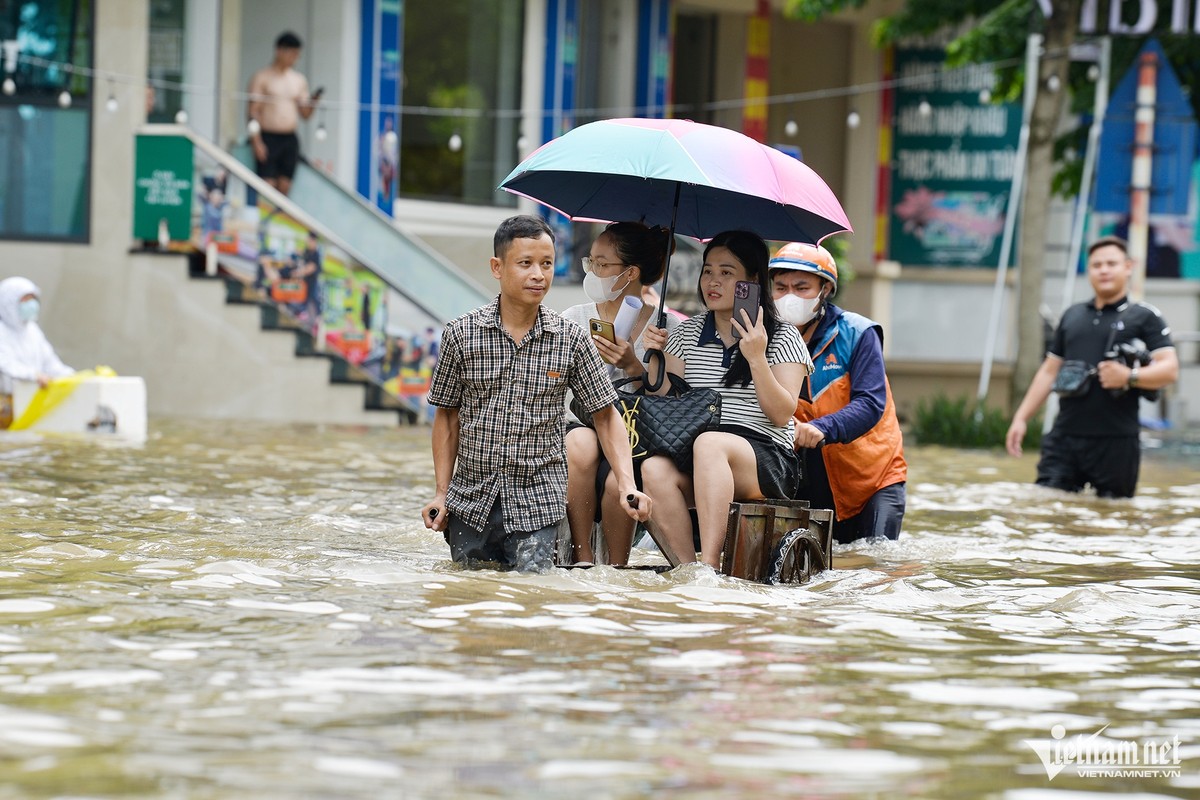 Khu biet thu 'thien duong' o Ha Noi chim sau trong nuoc suot 2 ngay-Hinh-7