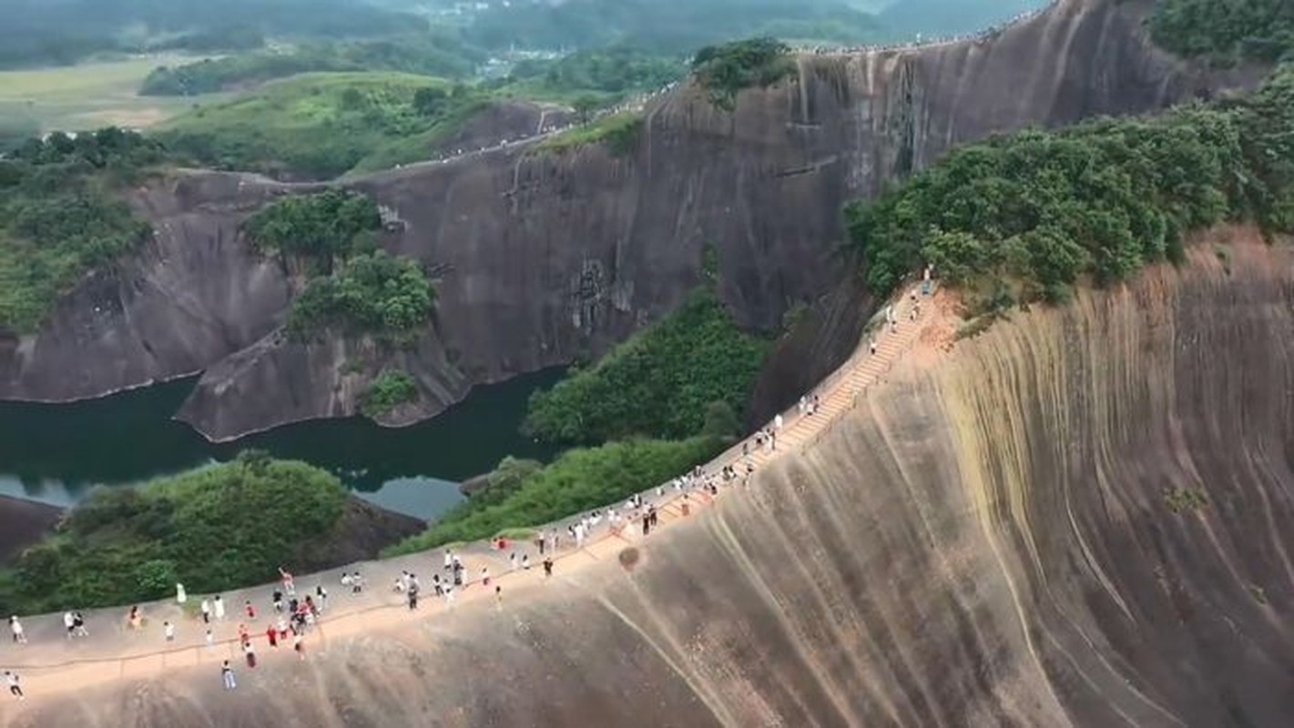 Ngon nui ky vi, trong nhu luoi dao khong lo-Hinh-3