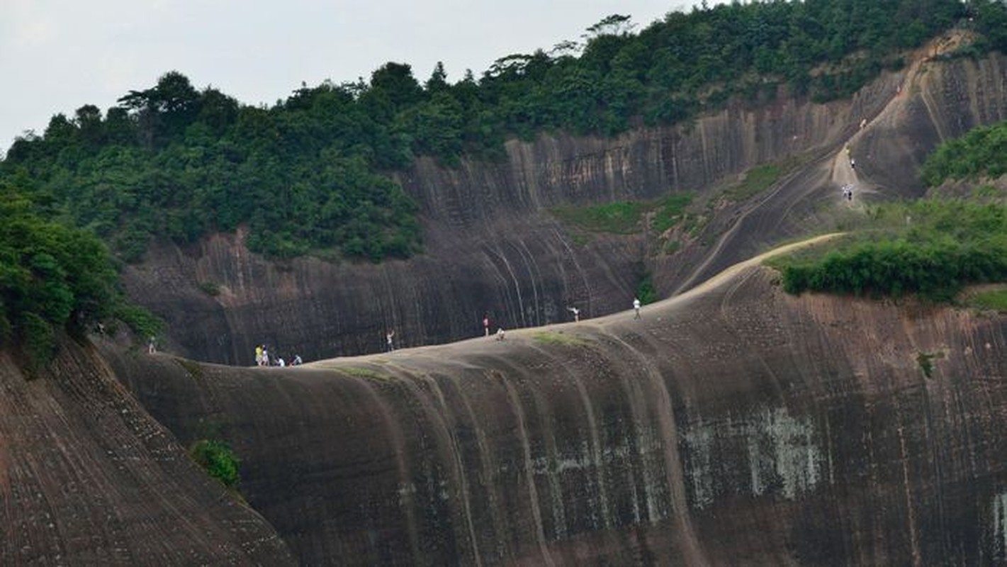 Ngon nui ky vi, trong nhu luoi dao khong lo