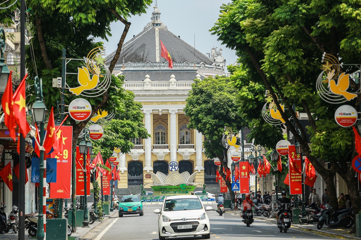 Duong pho Ha Noi, TP HCM ruc ro co hoa mung Quoc khanh