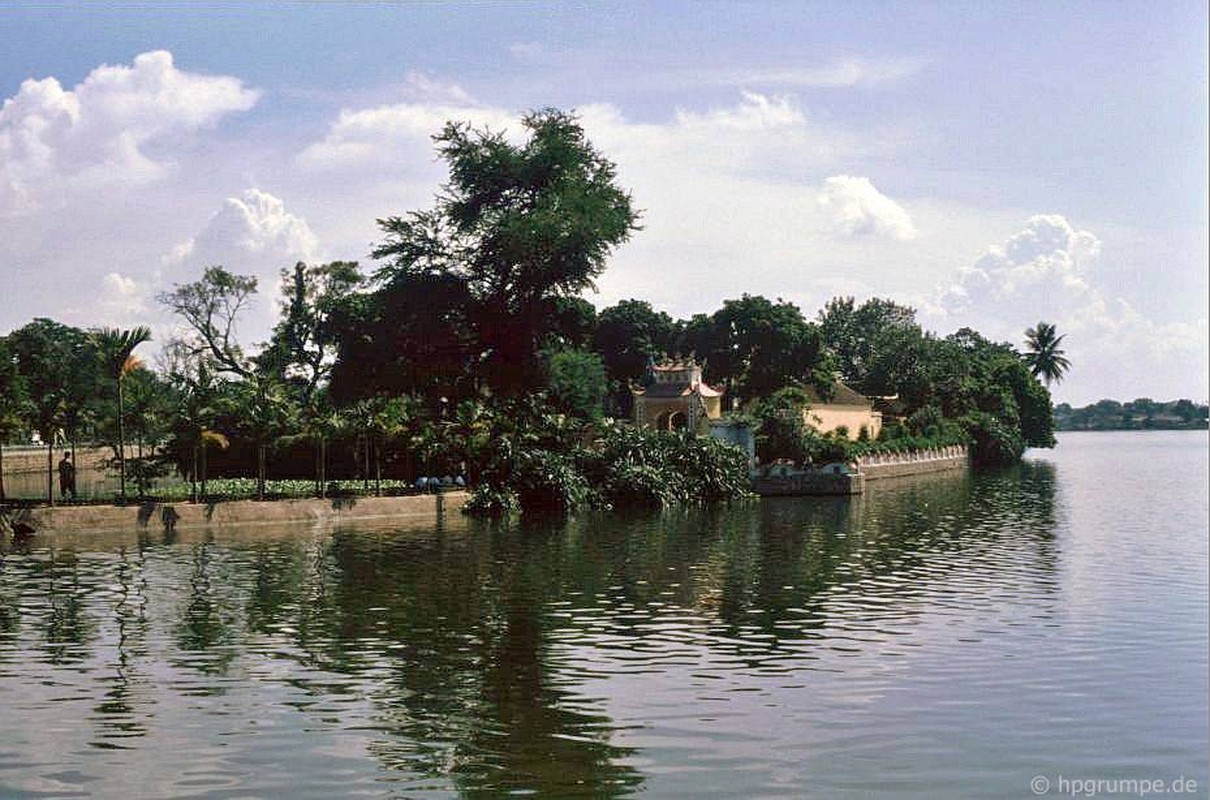 Ve dep moc cua loat chua noi tieng Ha Noi dau thap nien 1990-Hinh-3