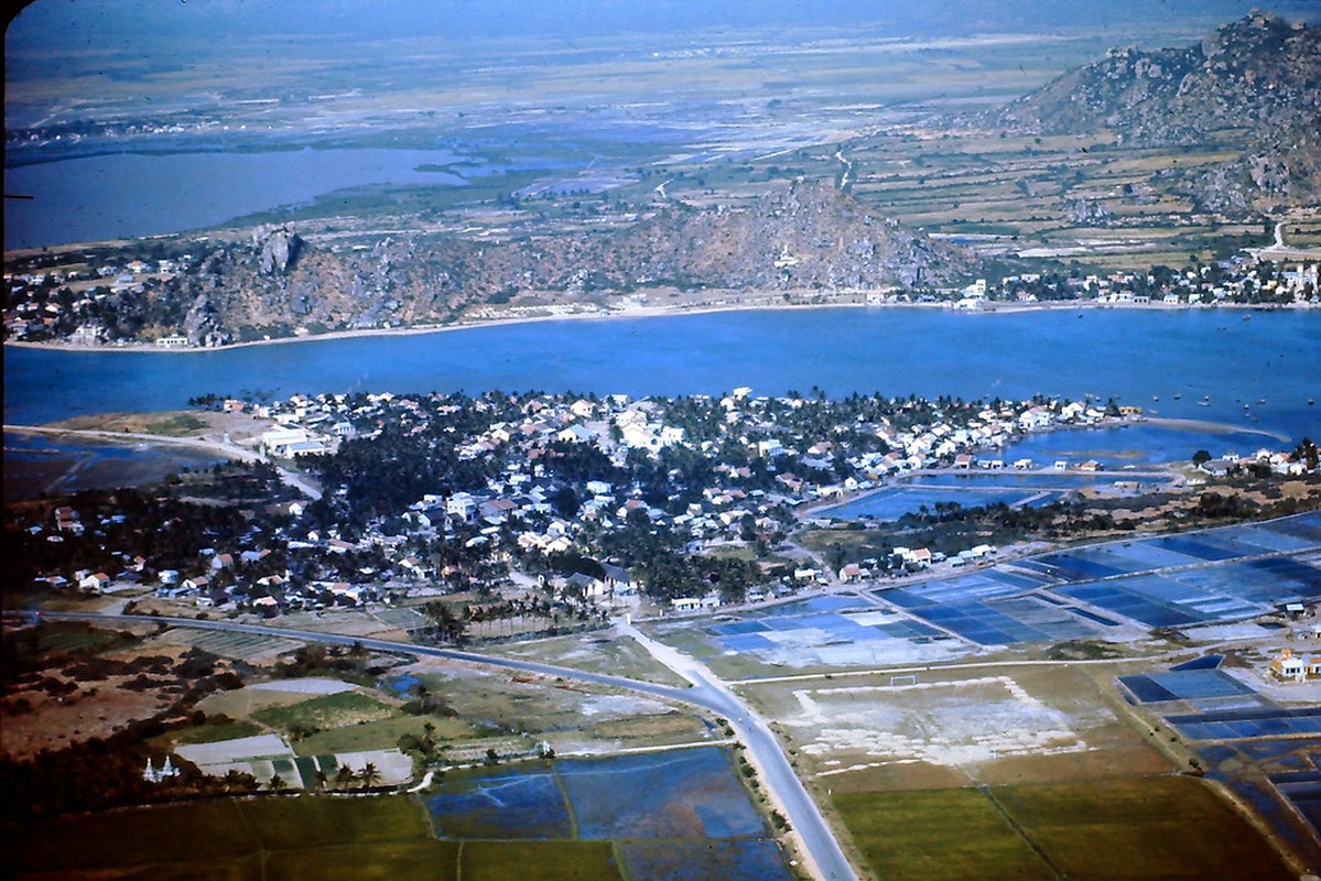 View - 	Hình độc về Phan Rang hơn nửa thế kỷ trước nhìn từ máy bay