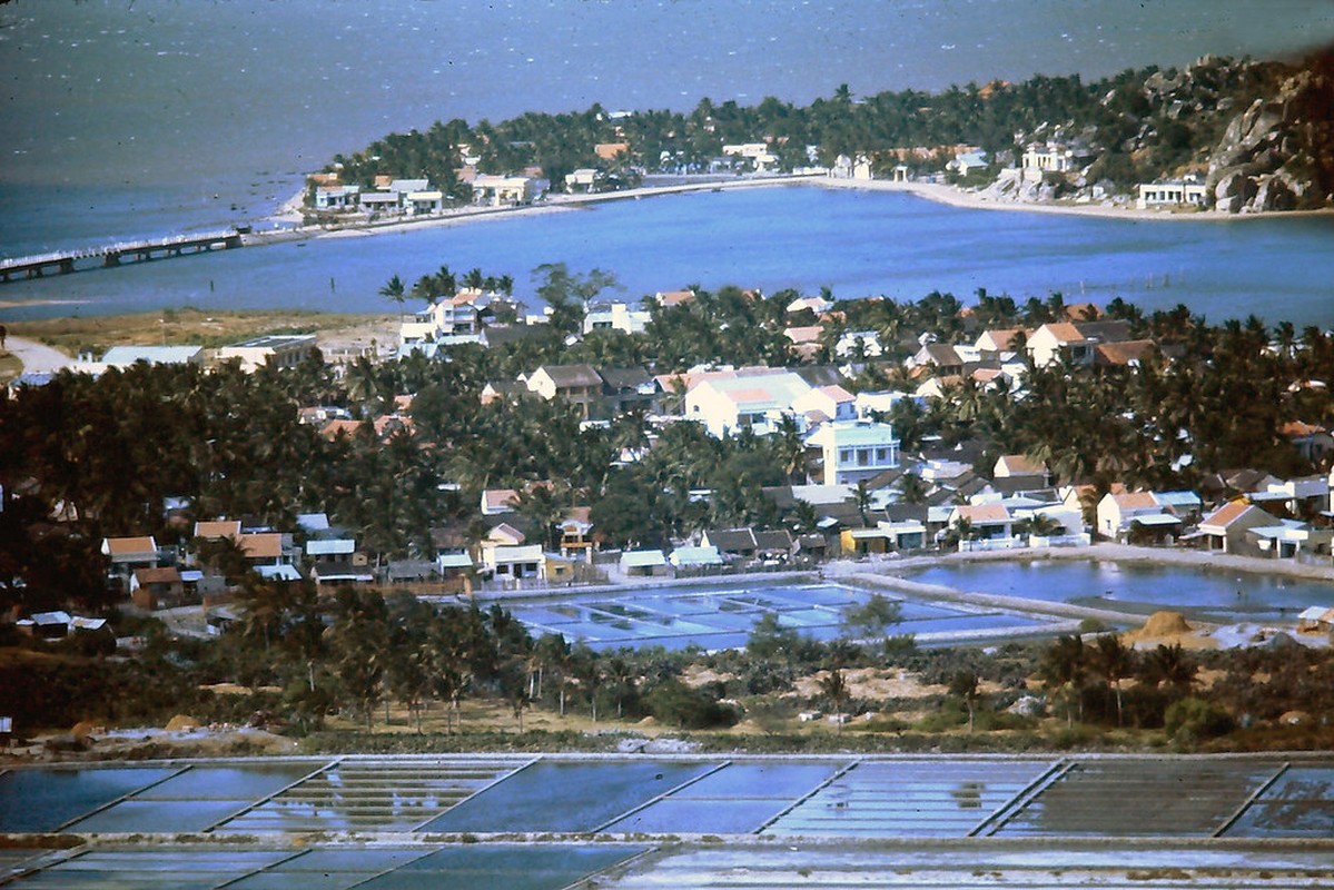 View - 	Hình độc về Phan Rang hơn nửa thế kỷ trước nhìn từ máy bay