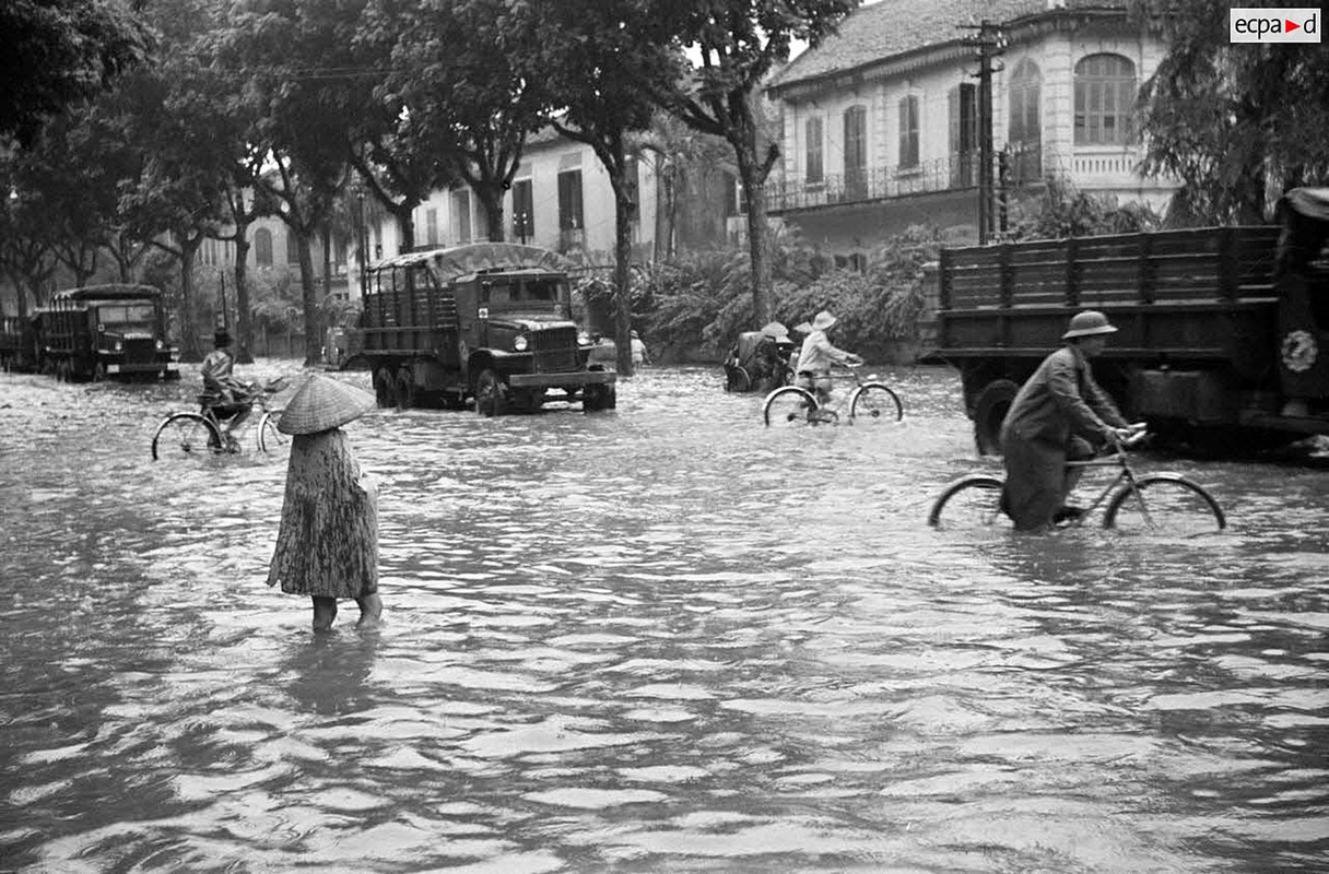 View - 	Hình độc: Cảnh ngập lụt ở Hà Nội ngày 1 8 1952