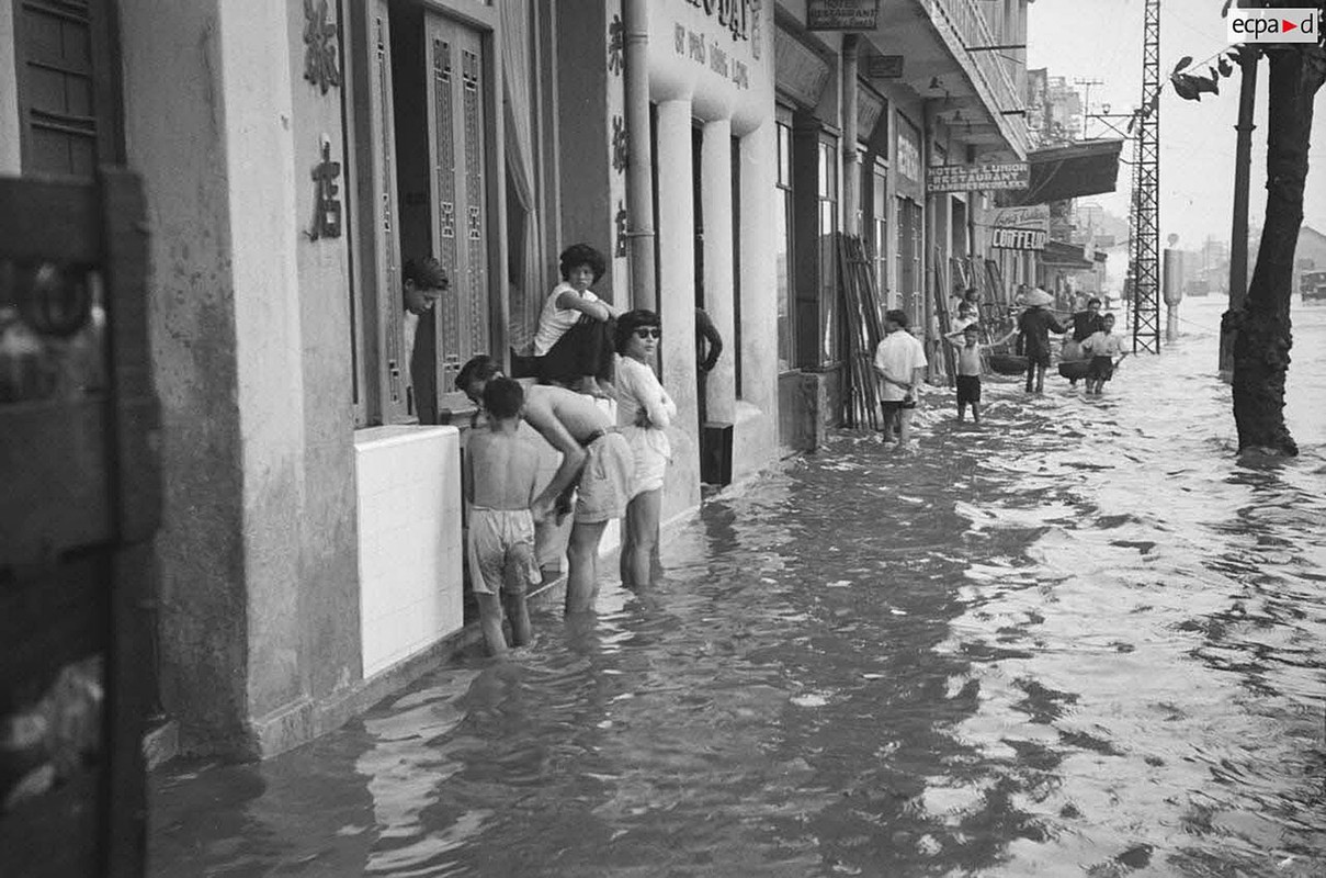 View - 	Hình độc: Cảnh ngập lụt ở Hà Nội ngày 1 8 1952