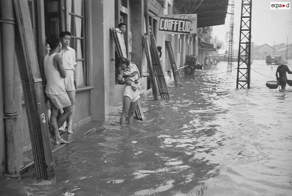 View - 	Hình độc: Cảnh ngập lụt ở Hà Nội ngày 1 8 1952