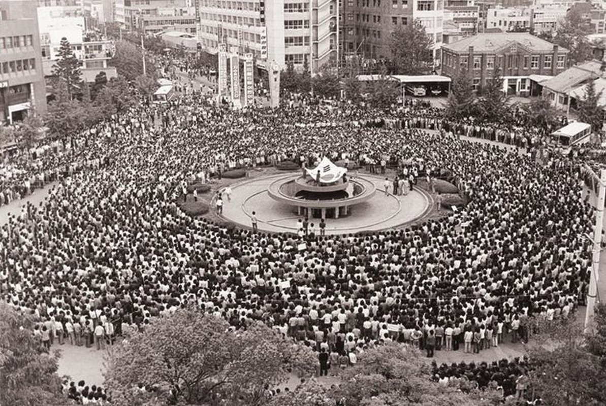 Nhin lai su kien thiet quan luat rung chuyen Han Quoc nam 1980-Hinh-4