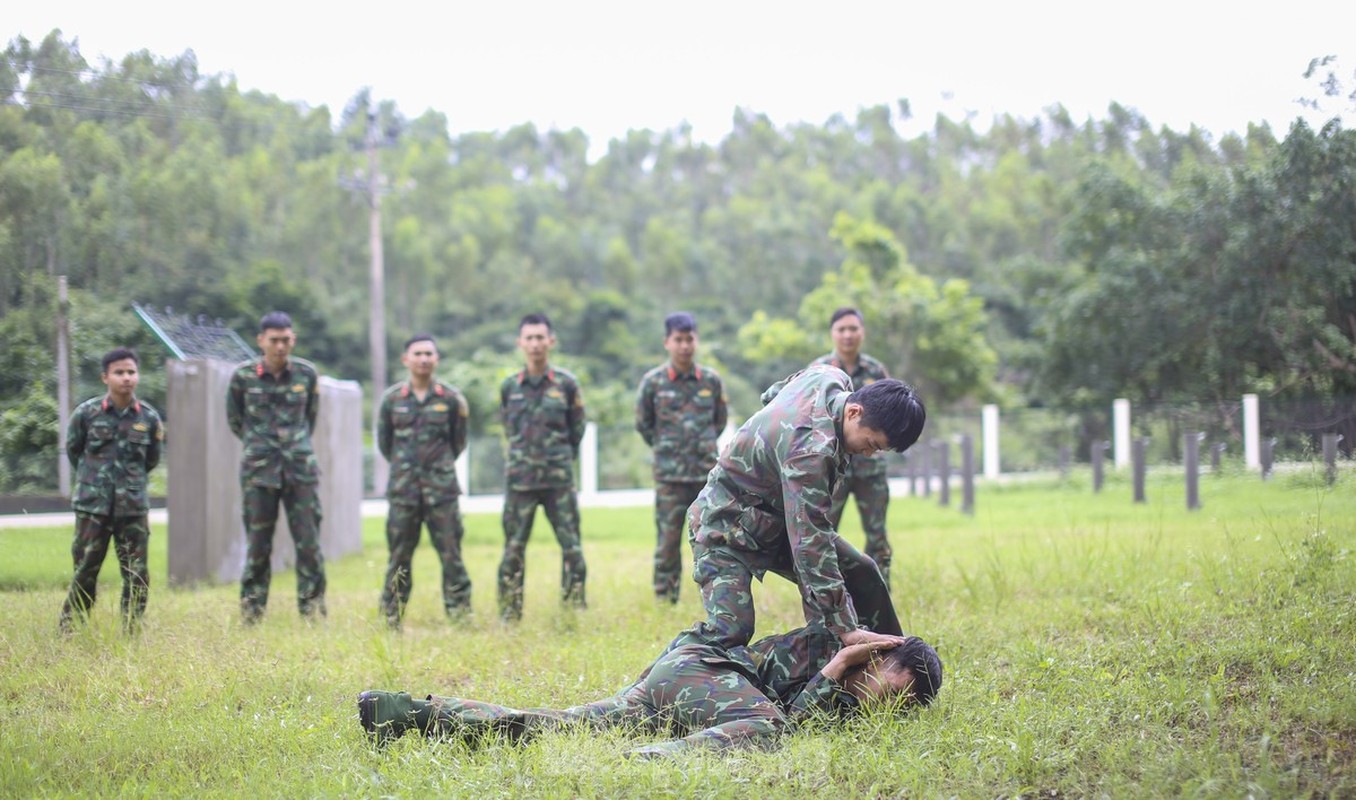 Xem bo doi trinh sat luon qua hang rao gai ren 'tinh than thep'-Hinh-15