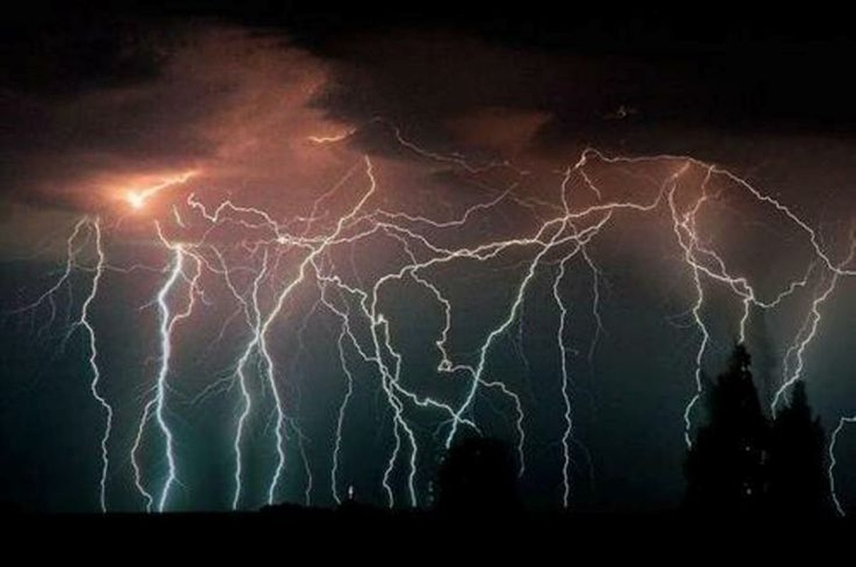 Rùng mình vùng đất "Trời phạt", sét đánh nhiều tháng trong năm - Hình 2 Rung minh vung dat