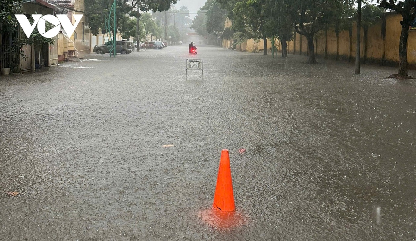 View - 	Thái Nguyên Mưa lớn đường phố ngập nặng, giao thông tê liệt