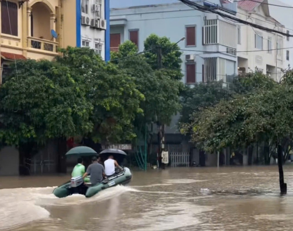 View - 	Thái Nguyên Mưa lớn đường phố ngập nặng, giao thông tê liệt