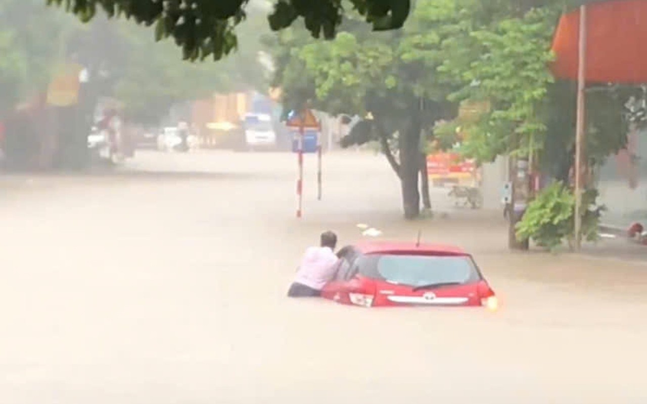 View - 	Thái Nguyên Mưa lớn đường phố ngập nặng, giao thông tê liệt