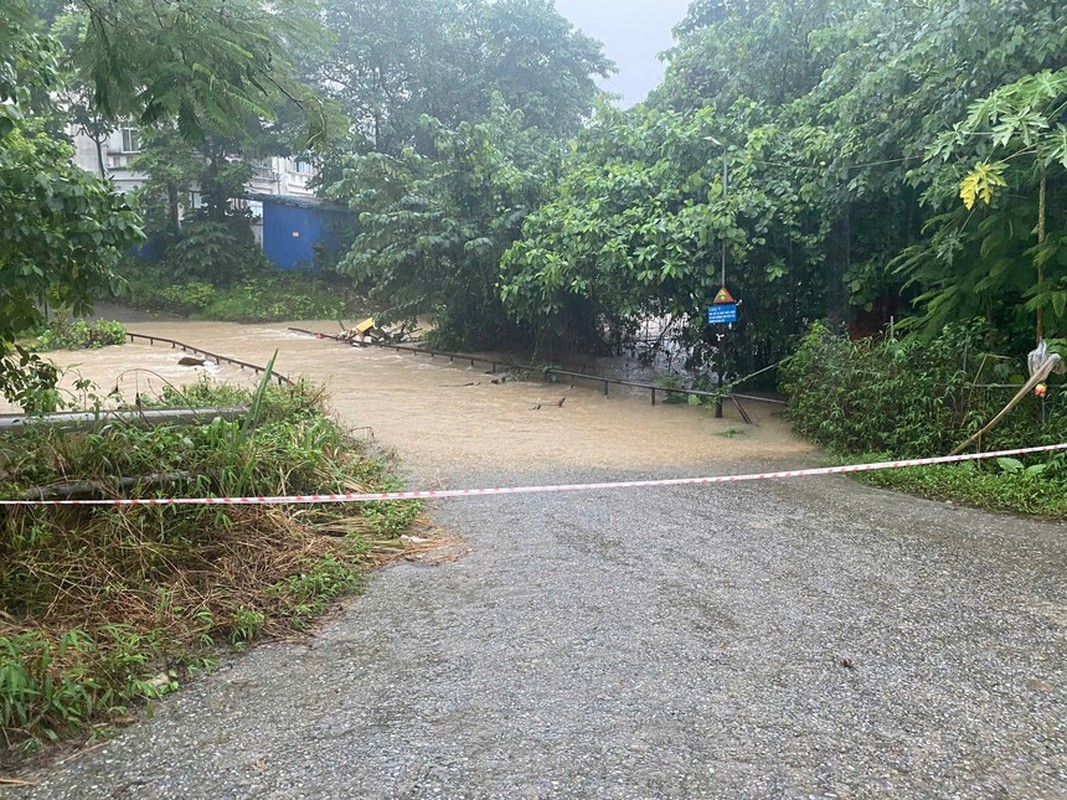 View - 	Thái Nguyên Mưa lớn đường phố ngập nặng, giao thông tê liệt