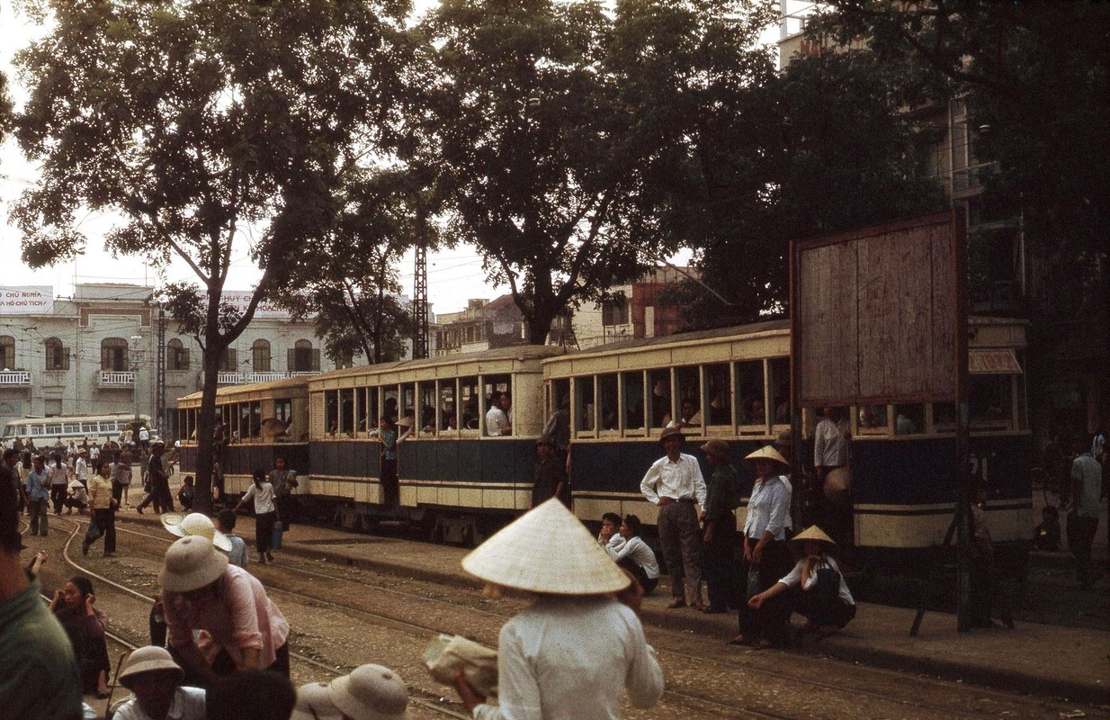 Bo anh mau “doc la” ve di san tau dien Ha Noi xua-Hinh-7